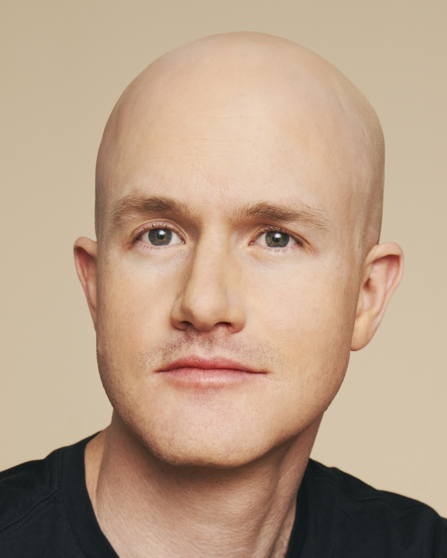 Coinbase 官方团队页的 Brian Armstrong 肖像资料照（非资产冻结现场）